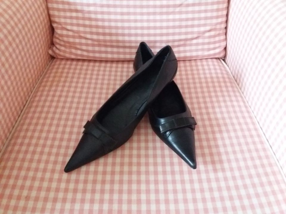 ZARA Leder Pumps Ballerina schwarz spitz Schleife 60er Jahre NEU in Essen