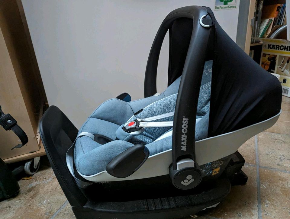 Maxi Cosi Pebble Pro I-Size mit Family Fix3 in Karlsfeld