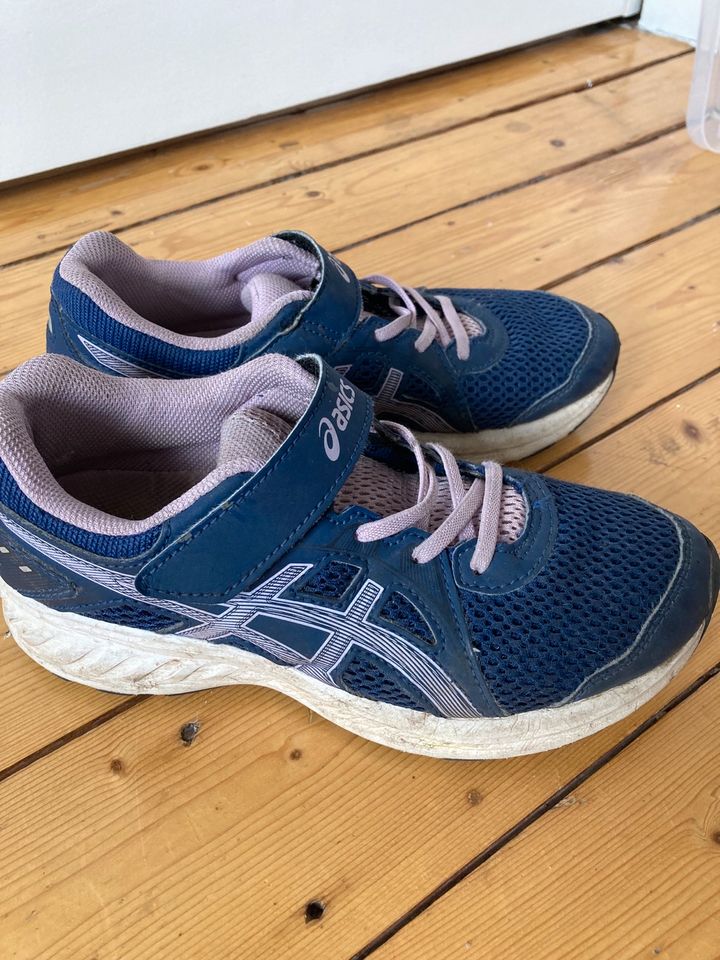 Asics Kinderturnschuhe/Sneaker Gr.35 in Centrum