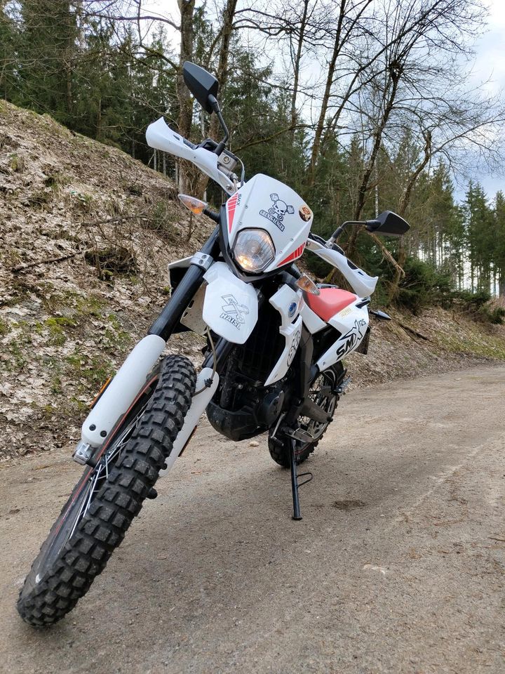 fb Mondial SMX125i Enduro|125ccm Motorrad in Regen