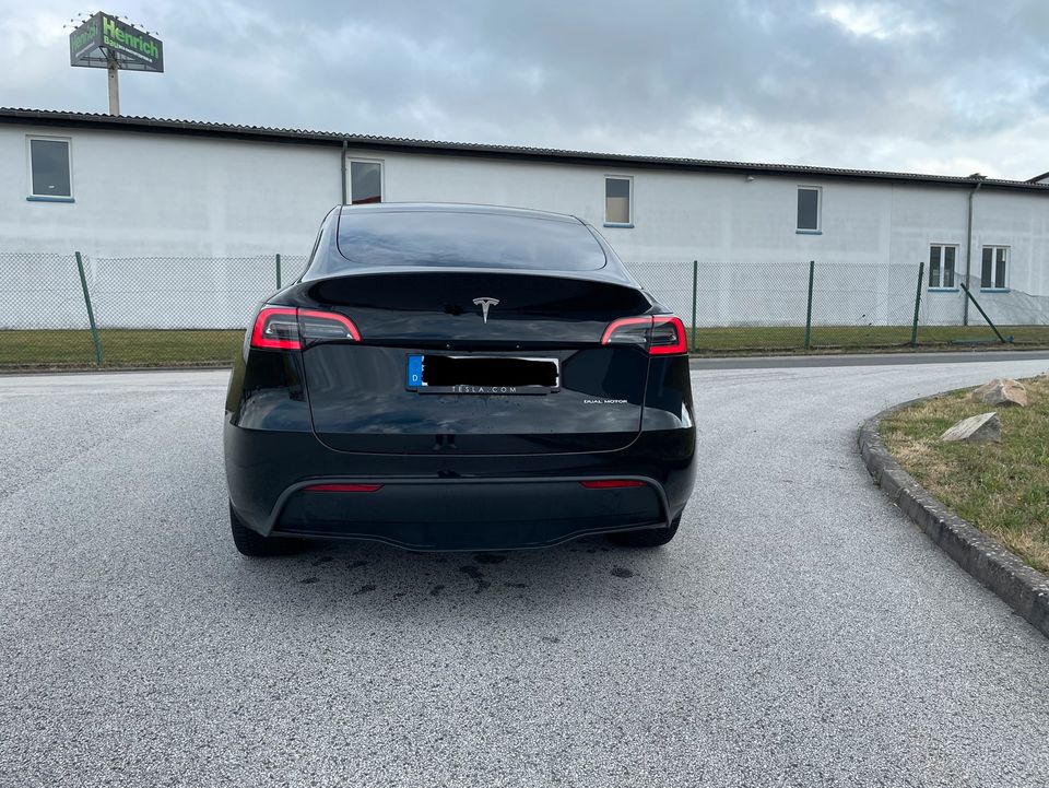 Tesla Model Y Long Range LR MiC 20“ Induction AHK Schwarz Schwarz in Düsseldorf