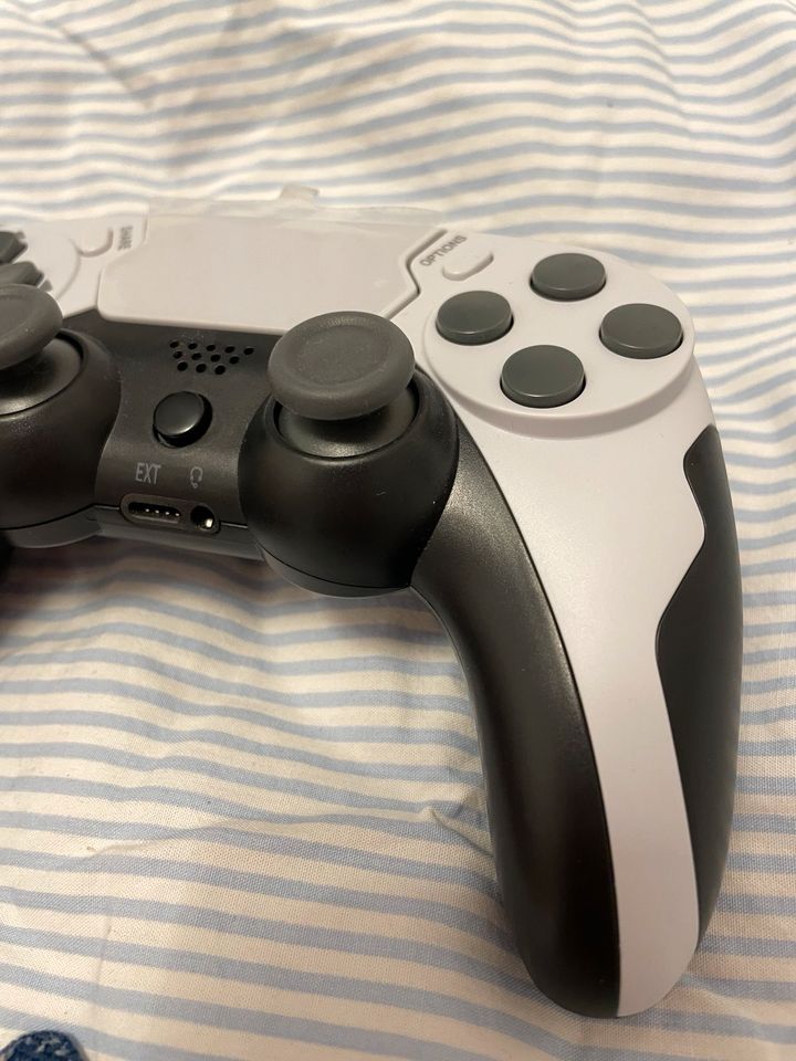 PlayStation 4 controller in Gera