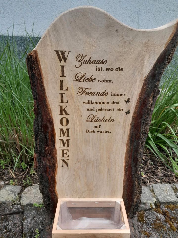 Holzaufsteller mit Blumenkasten "Willkommen" in Großheubach