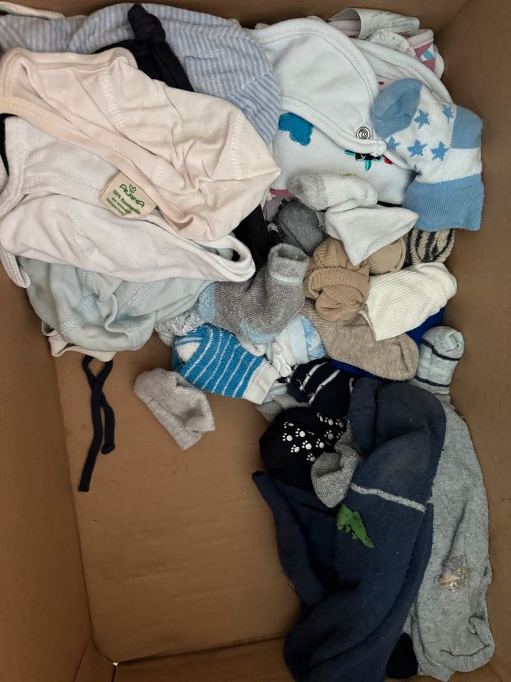 Kleiderpaket 62/68 baby kind sehr viele Sachen in Böblingen