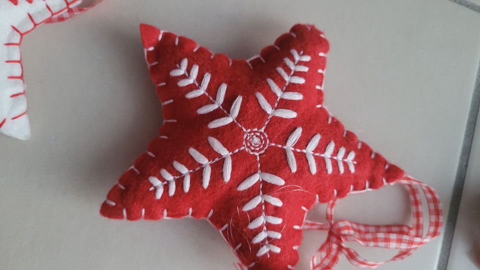 Weihnachtsdeko rot/weiß Christbaumschmuck 12 Teile in Mering