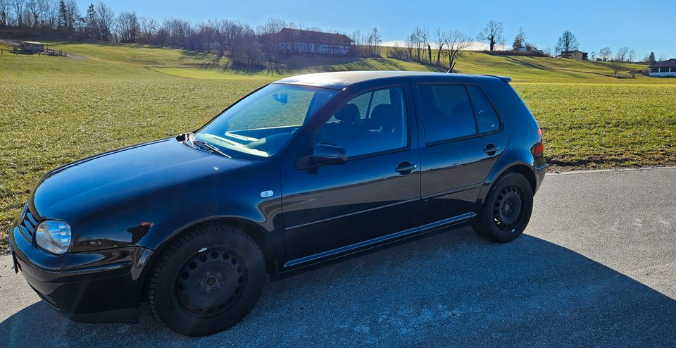 VW Golf 4 IV 1.6 Highline schwarz TÜV Neu in Ebersberg