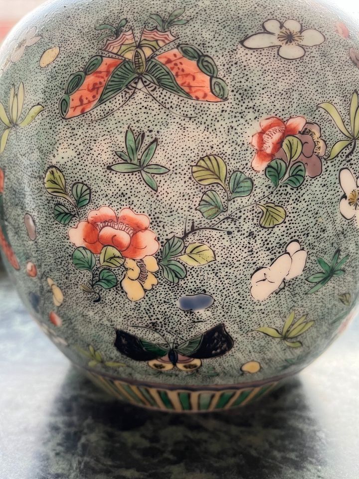 Wucai Ingwerdose Kugelvase Porzellan China Antik Asiatika in Köln