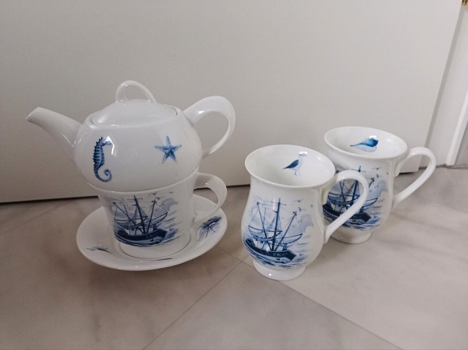 Teekanne mit Tasse und 2 Teetassen in Bestwig