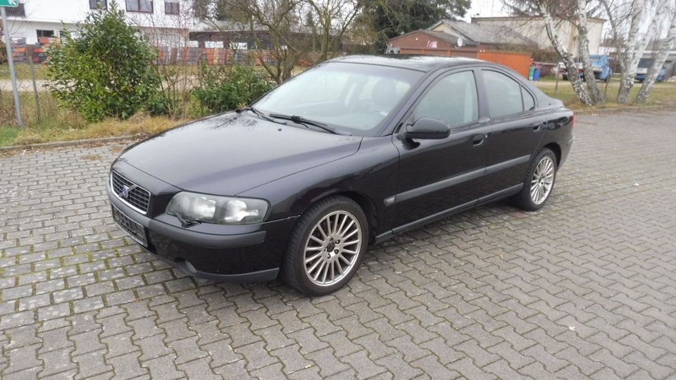 Volvo S60 Lim. 2.4. BI-XENON!LEDER !170PS!TÜV 10-2025! in Rödermark