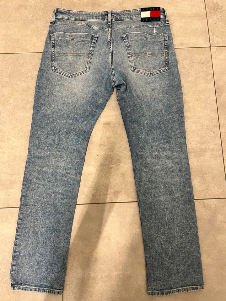 Jeans von Tommy Jeans Gr. 34/32 in Kirchen (Sieg)