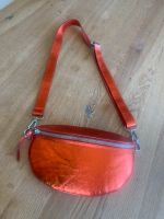 Cross-Body-Bag Leder, orange glänzend, ungetragen Frankfurt am Main - Gallusviertel Vorschau