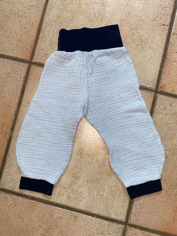 Hellblau/dunkelblaue Musselin Babyhose Gr. 68/74 in Büdingen