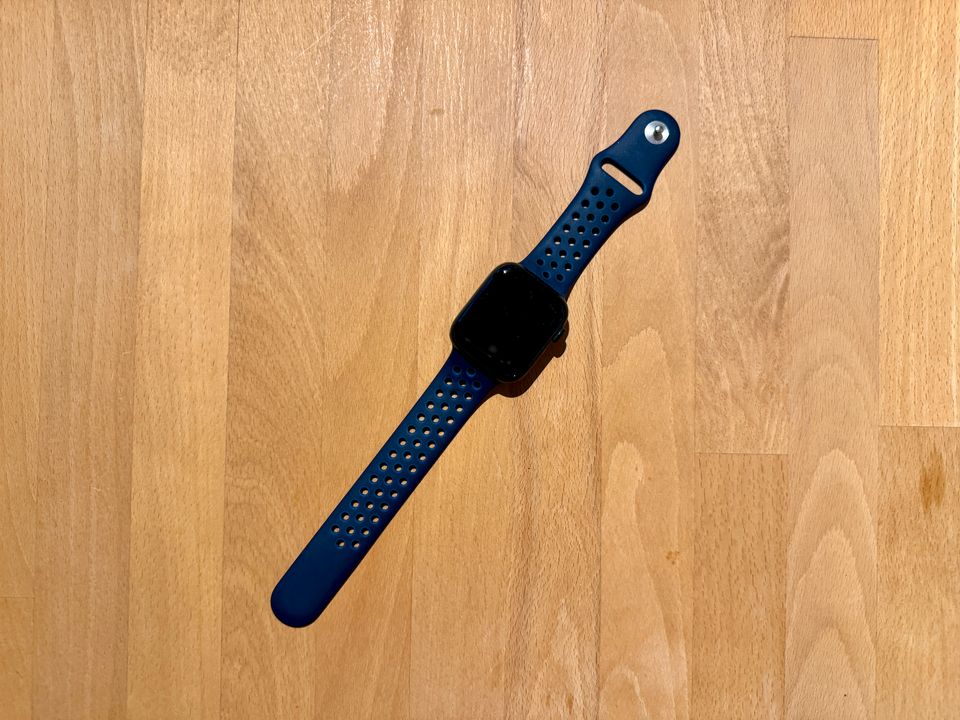 Apple Watch 7 Nike Edition, 45 mm, midnight, Akku 93% in Hilden