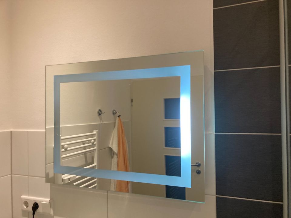RESERVIERT - Badezimmerspiegel - mit Beleuchtung in Hamburg