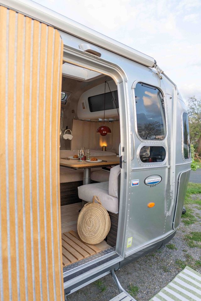 Airstream 684 Studio 74,789€ zzgl MwSt. 250cm beiter Wohnwagen in Moritzburg