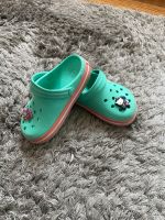 Crocs Clogs Crocband Türkis/Rosa mit Charms Gr. 24/25 Hessen - Wiesbaden Vorschau