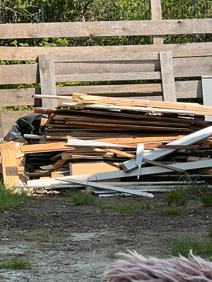 Holzbretter zum klein schneiden zu VERSCHENKEN in Siegenburg