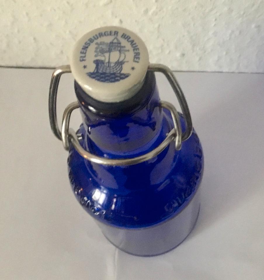 Bierflasche Flensburger Brauerei alte Bierflasche Sammler Blau in Kremmen