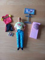 Barbie Ken 90 mit Kleidung und Zubehör Nordrhein-Westfalen - Leverkusen Vorschau