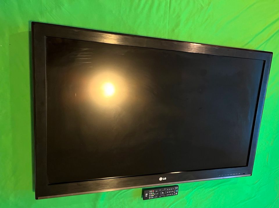 TV LG 42CS460S schwarz Fernseher 42 Zoll inkl. Fernbedienung in Kiel