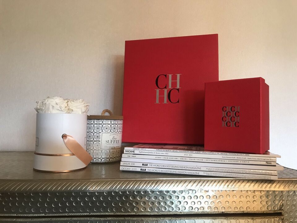 Carolina Herrera Geschenkboxen Rot Box Karton Geschenk in Laubach (Hunsrück)