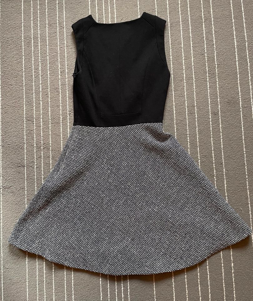 Kleid Karen Millen Gr 36 S (EU 38) schwarz mit Boucle Rock Winter in München