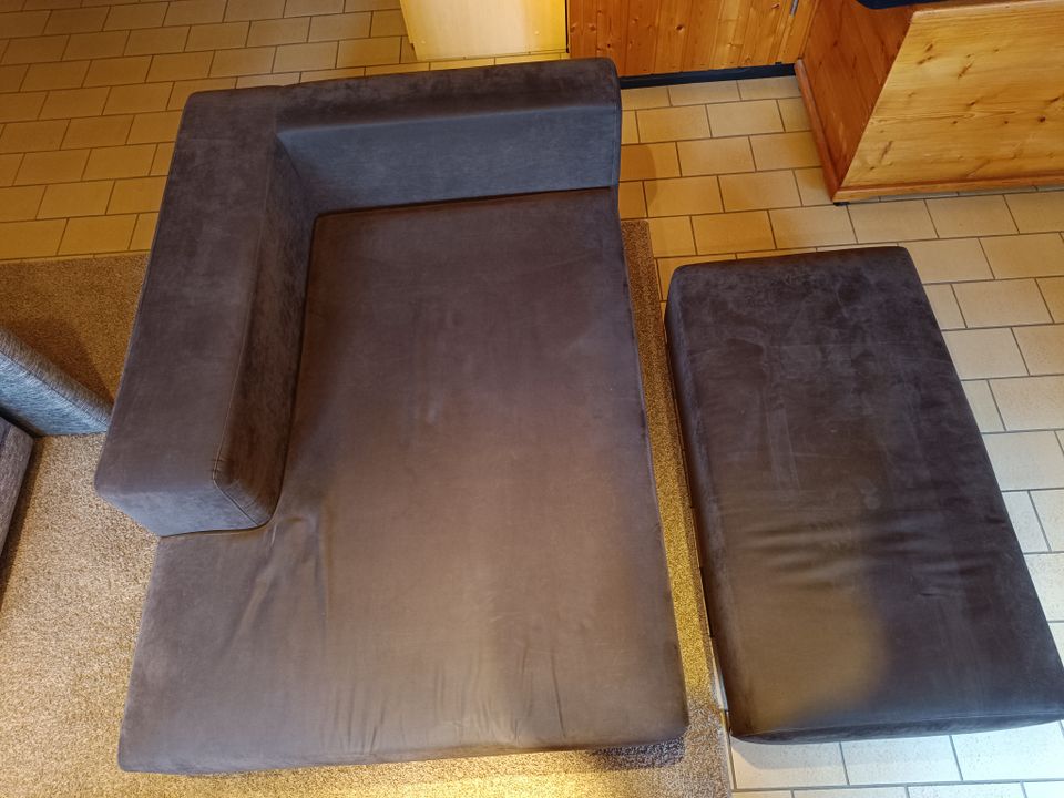 Sofa mit großem Hocker, braun in Hüttlingen