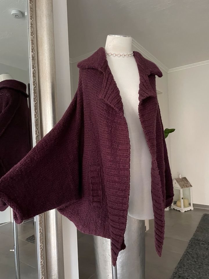 Oversized Chunky Knit Cardigan Aubergine Textured Strickjacke in Lippstadt