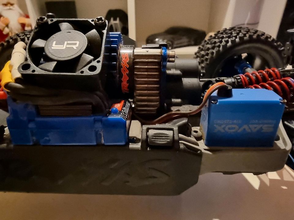 Traxxas E-Revo Brushless 1/16 + Ersatzteile in Gemünden (Wohra)