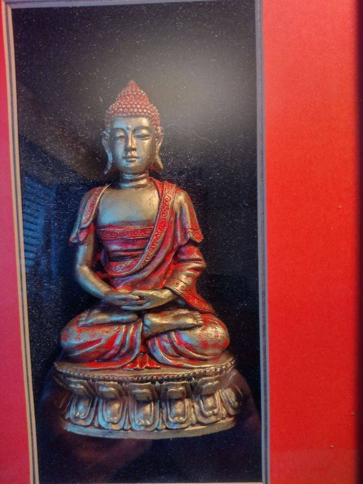 Schöner 3D-Bilderrahmen mit einem Buddha und einer Buddha Glocke in Wuppertal