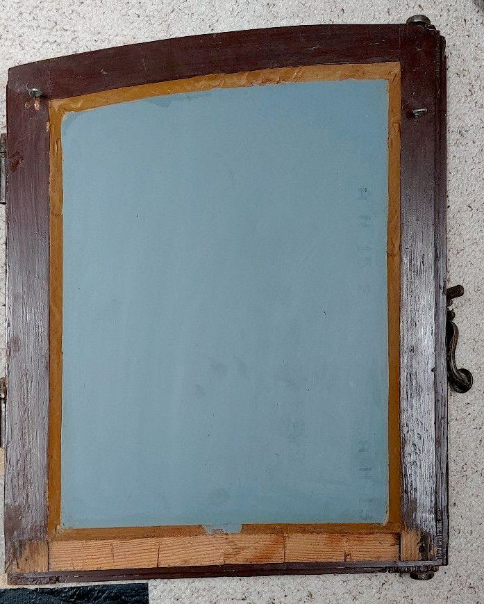 Antiker Spiegel in altem Holzfenster in Bönen