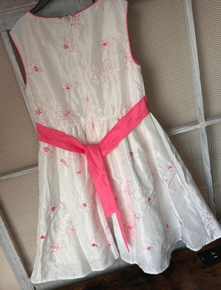 Mädchen Kleid mit Unterrock pink weiß Blumen Größe 128 in Burscheid