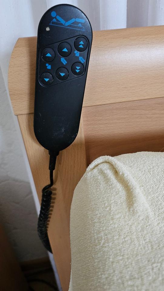 Schlafzimmer, Schrank, elektrisch verstellbares Lattenrost; in Aurich
