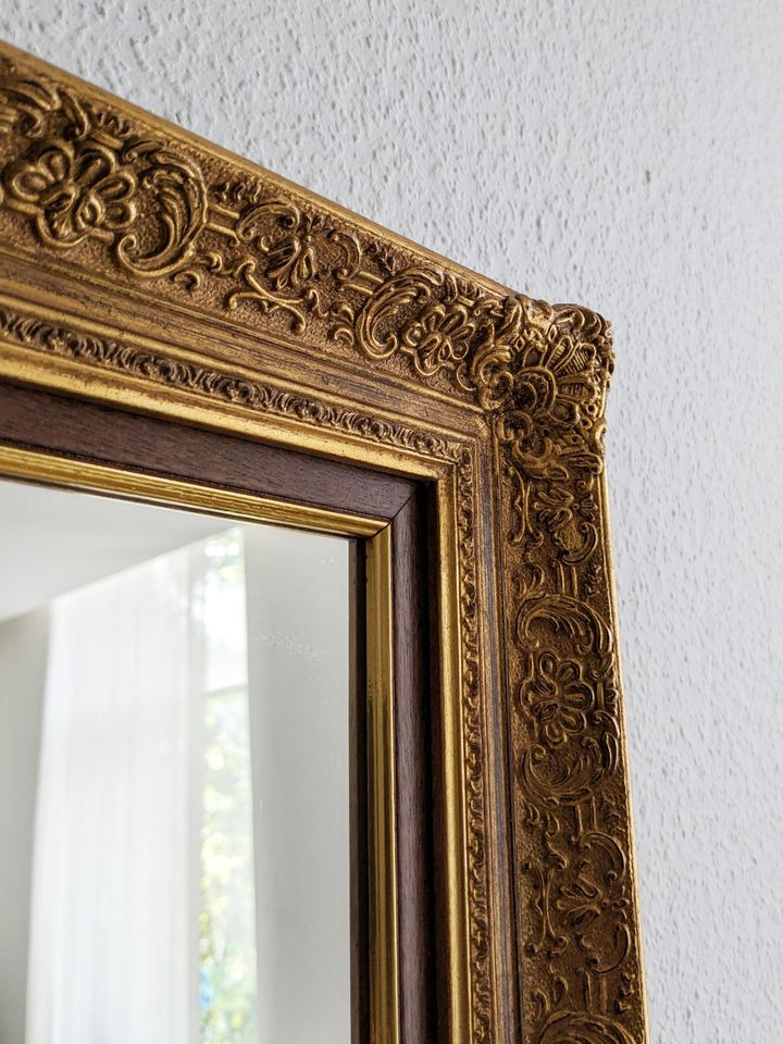 Spiegel mit hochwertigem antiken Rahmen in Detmold
