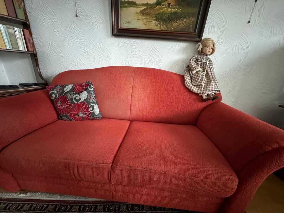Couch 3er und 2er rot mit Gebrauchsspuren in Moers