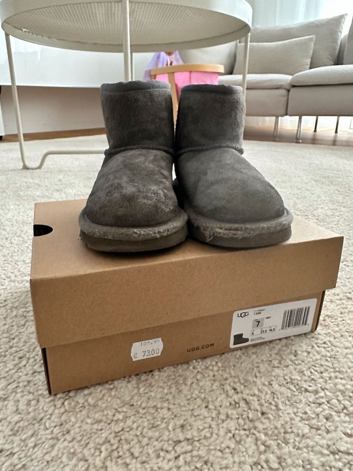 Kinder Schuhe, Ugg Gr. 23,5 in Übach-Palenberg