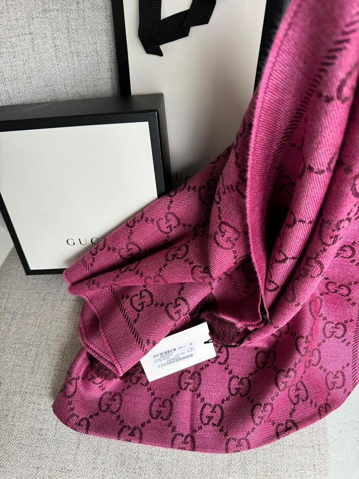 Gucci Schal neu Original mit Etiketten OVP in Frankfurt am Main