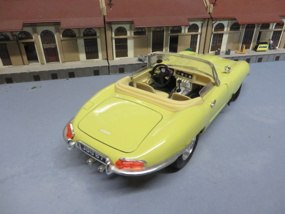 BURAGO 1:18 Modell...JAGUAR E-TYPE...gelb...für 12 € in Essen