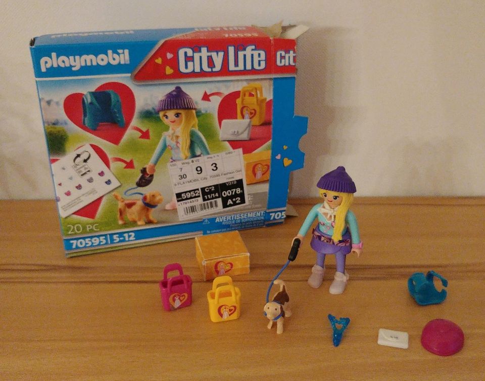 Playmobil 70595 Fashion Girl mit Hund in Paderborn