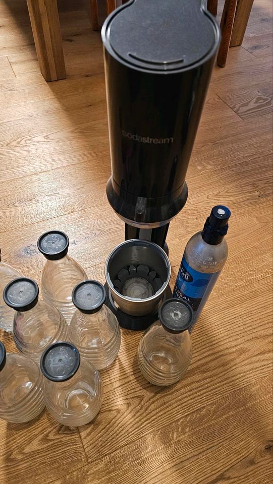Soda Stream, mit acht Gasflaschen und vier Mal Flaschenschutz in Nusse