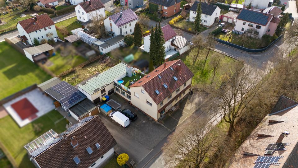 Wohnen und Gewerbe vereint! Teilsaniertes MFH mit Gewerbehalle in zentraler Lage in Speichersdorf