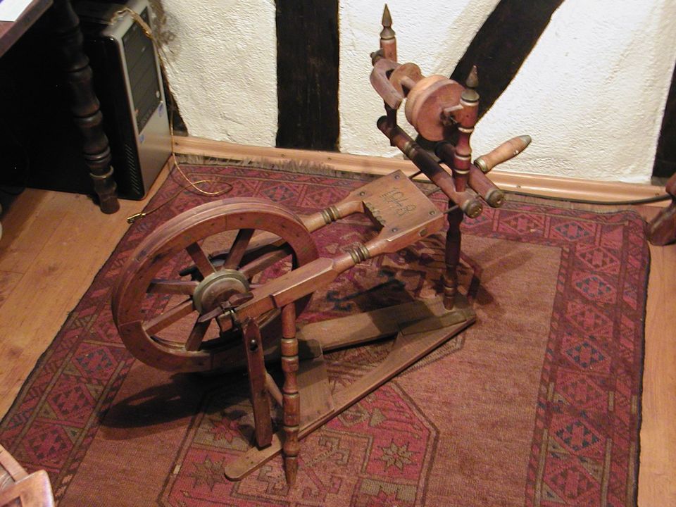 Schönes altes Spinnrad - siehe Fotos in Bruchköbel