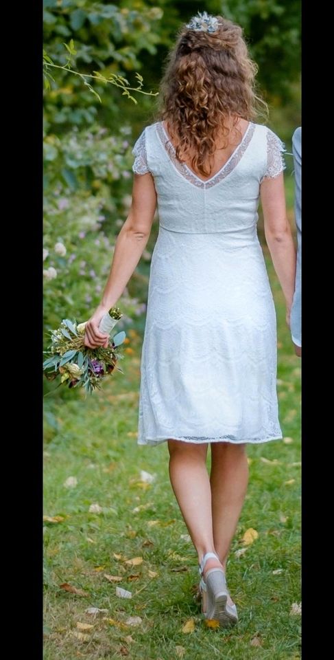 Kurzes Umstandskleid/Hochzeitskleid mit Spitze und kurzen Ärmeln in Ankum