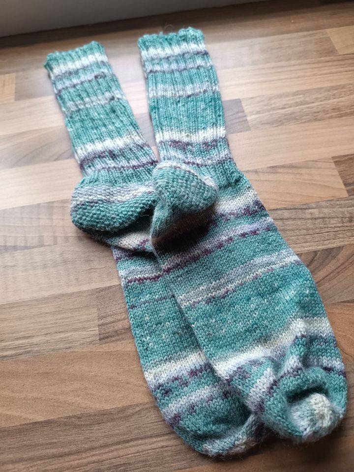 Neu gestrickte Socken für Damen und Herren in Heide