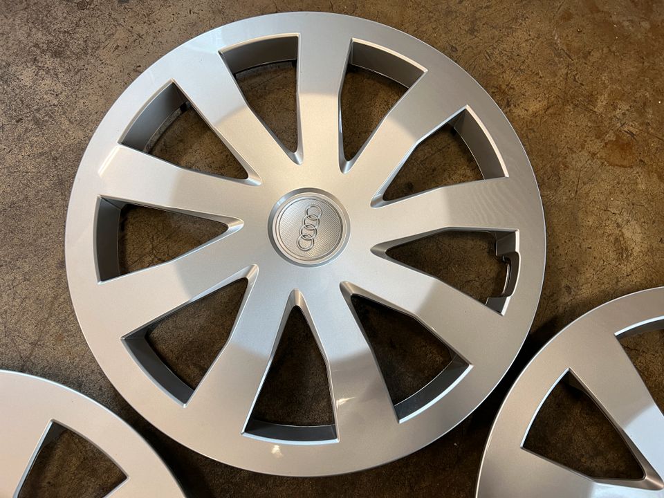 4x 15 Zoll Audi Radkappen Felgendeckel Raddeckel 82A601147 A1 in Brühl