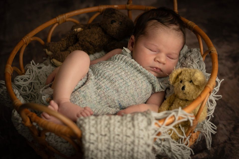 Newbornshooting Newborn Fotoshooting Neugeborne Fotograf Fotos in Mittelangeln