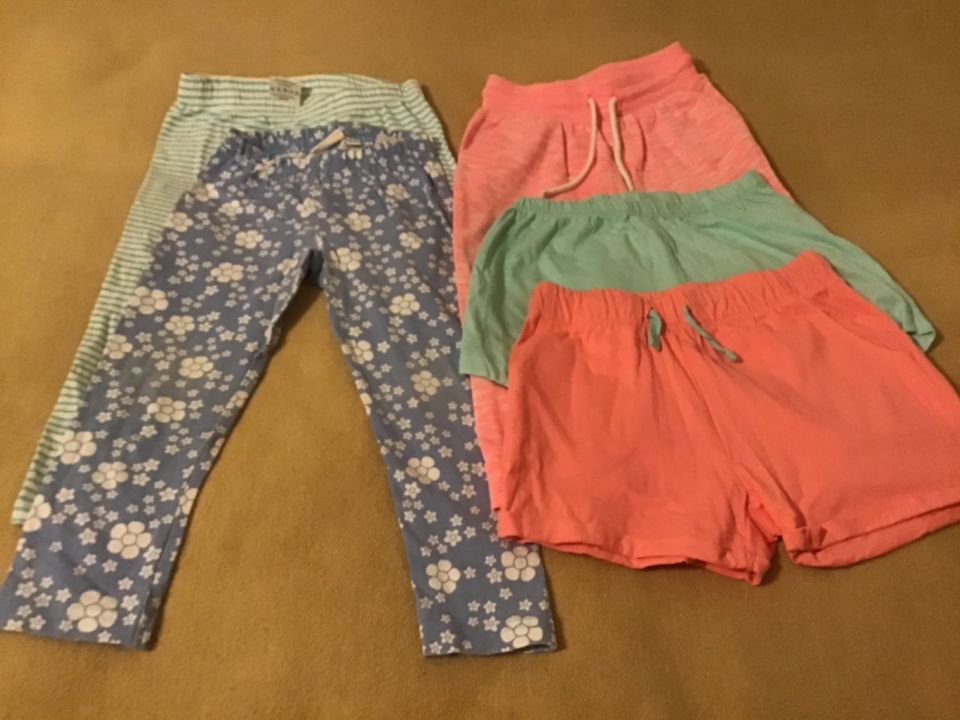 Neuwertig.Kurzarm Baby Body-Set.Mädchen Leggings,Shorts Gr.98-104 in Baden-Baden