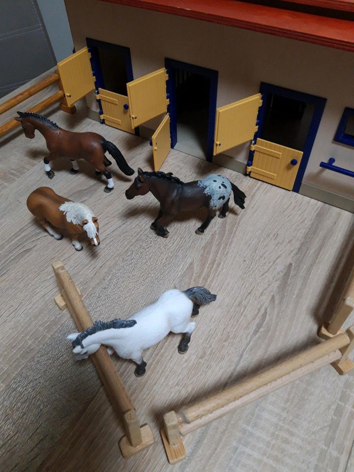 Schleich Pferdestall mit 4Pferde. in Wolfsburg