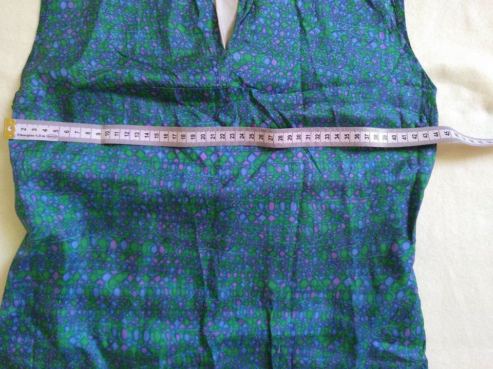 Seidenkleid, knielang, Größe S, mit schönem blau-grün-lila Print in Berlin