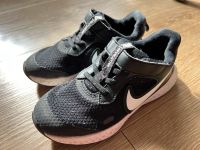 Nike Revolution Größe 30 schwarz Turnschuhe Marburg - Wehrda Vorschau